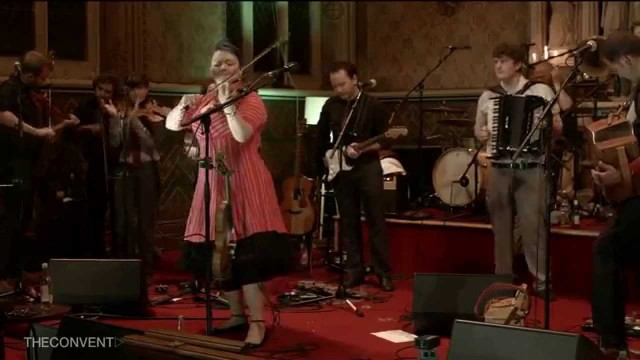 Eliza Carthy and The Wayward Band – Cobblers Hornpipe